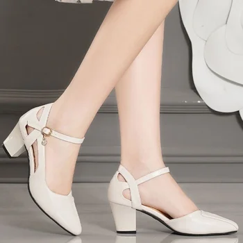 Однотонные босоножки с пряжкой, новинка лета 2023, женская одежда для студенток в сказочном стиле, универсальные женские туфли Baotou на высоком каблуке с мелким вырезом.